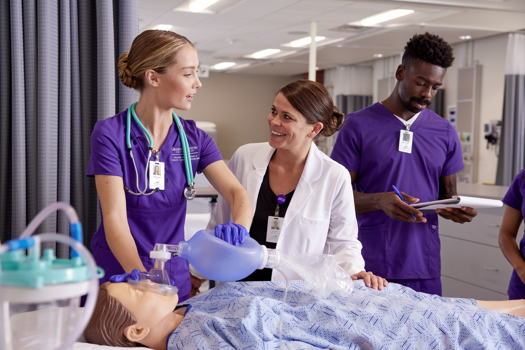 ABSN student learns from an instructor in hospital setting